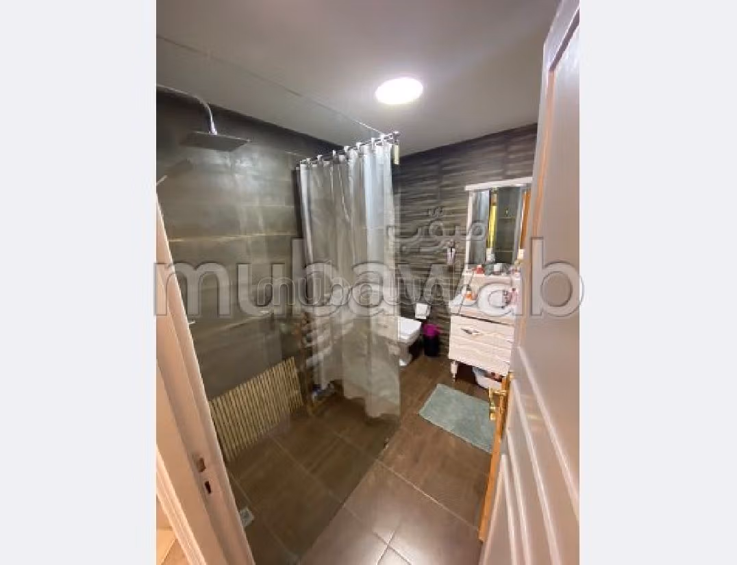 شقة رائعة للبيع بحي المستشفيات. 3 غرف رائعة. مفروشة