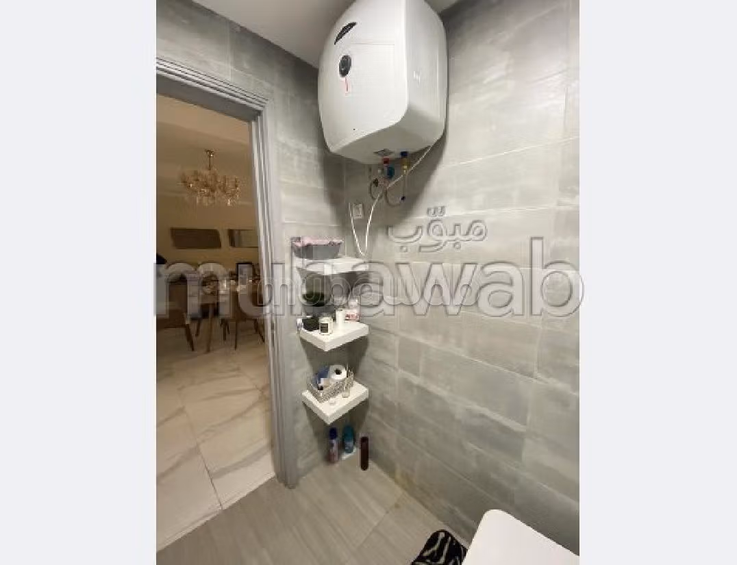 شقة رائعة للبيع بحي المستشفيات. 3 غرف رائعة. مفروشة