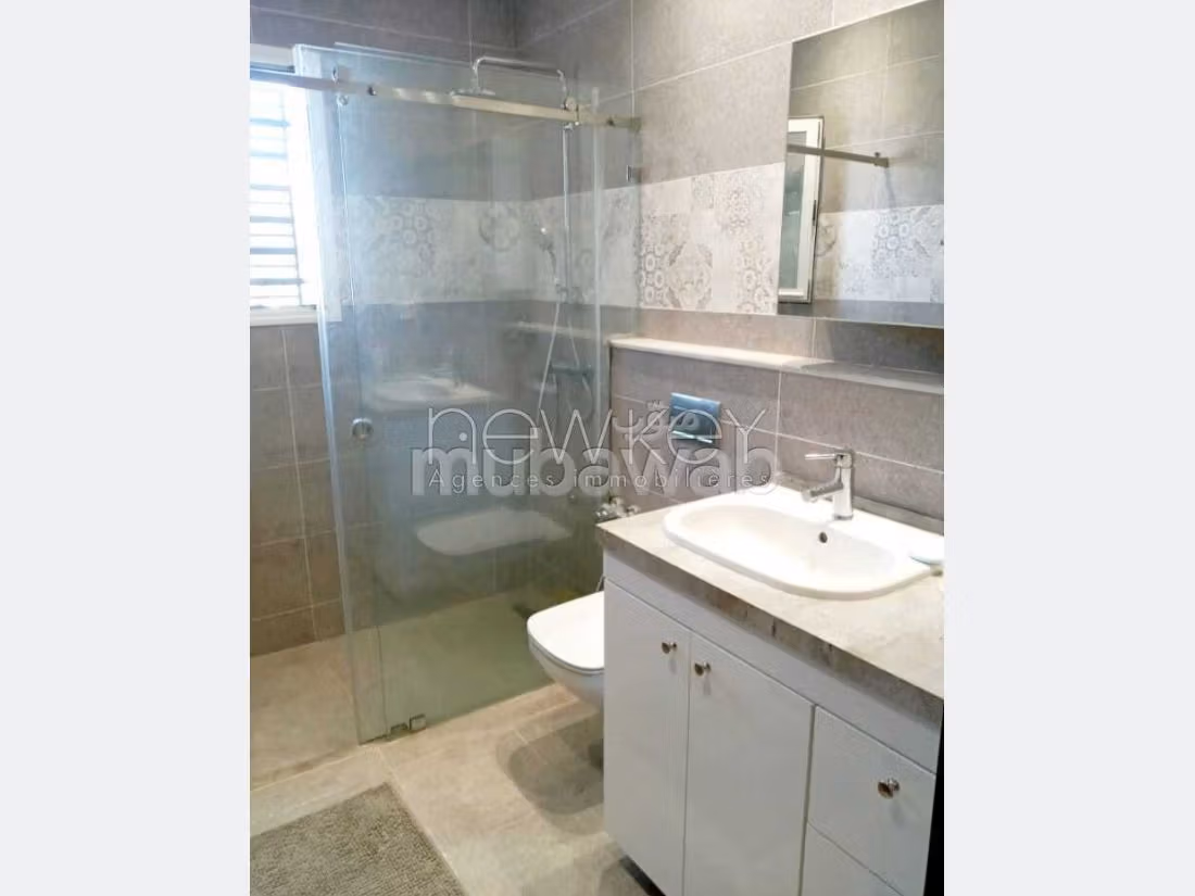 Splendido appartamento in affitto a La Marsa. 3 belle camere da letto. Posto auto e giardino. 