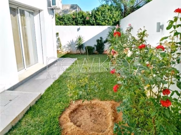 Splendido appartamento in affitto a La Marsa. 3 belle camere da letto. Posto auto e giardino. 