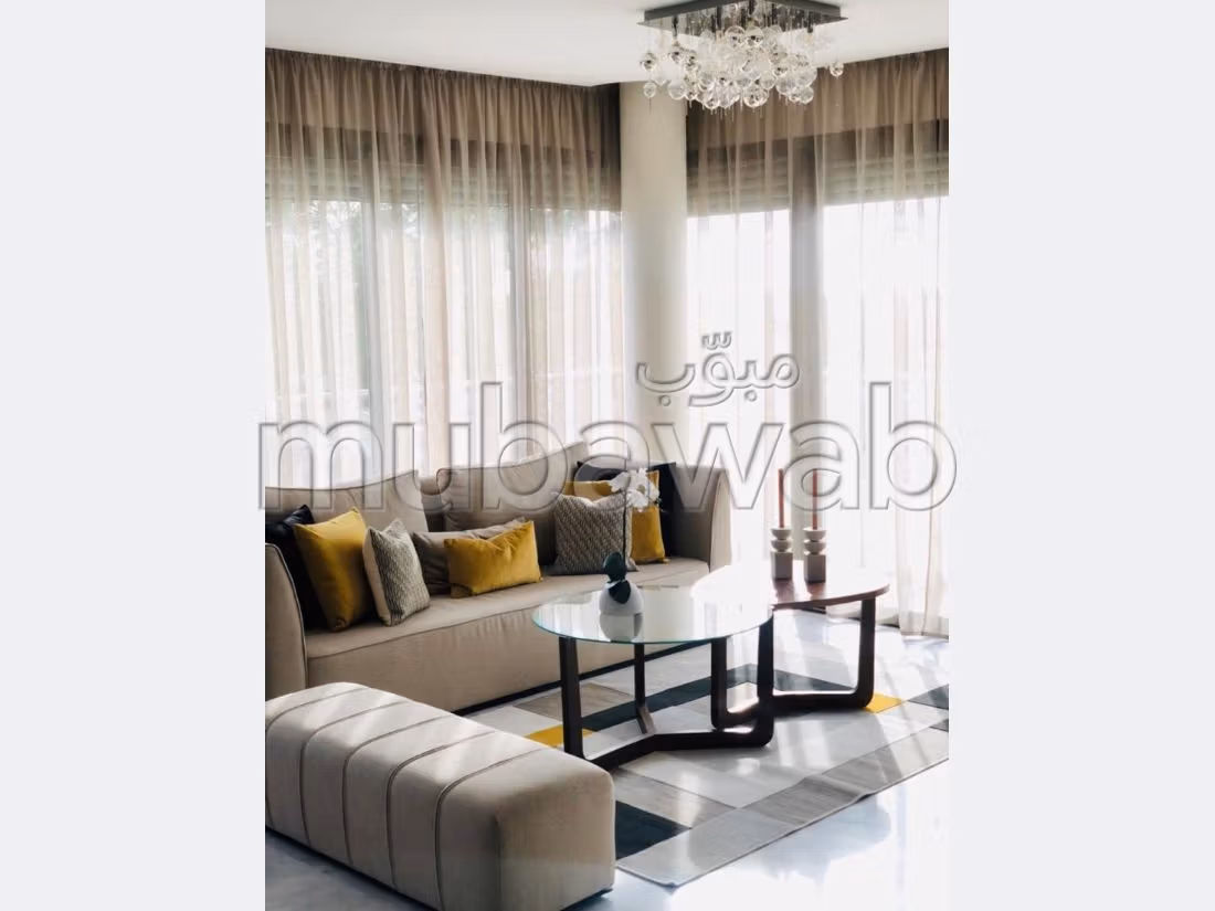 Magnífico piso en alquiler. 3 Habitacion grande. Bien decorado. 