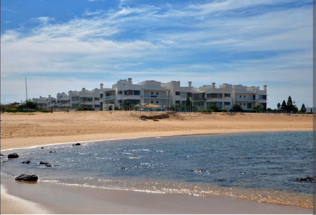 Te huur: appartementen in Plage Oued Cherrat. Totale oppervlakte 100 m². Satellietschotel en beveiligingssysteem