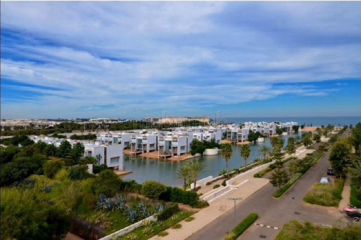 Te huur: appartementen in Plage Oued Cherrat. Totale oppervlakte 100 m². Satellietschotel en beveiligingssysteem