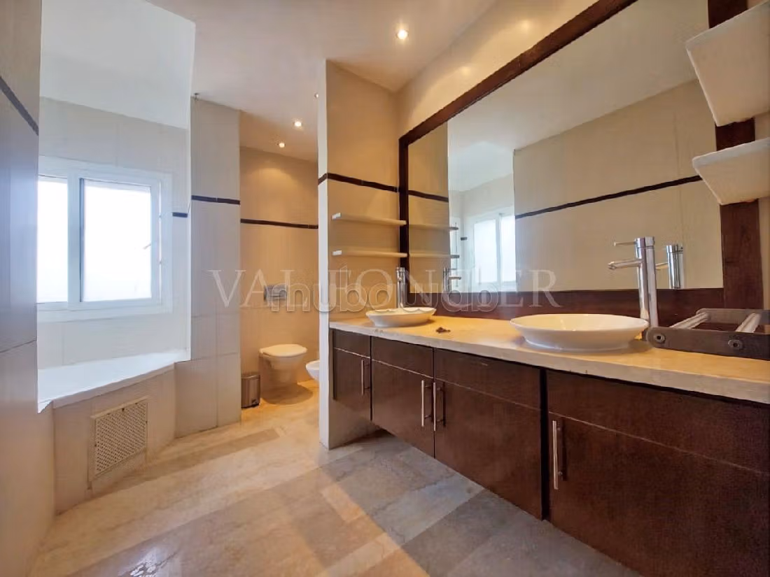 Casa di lusso in vendita. 4 camere da letto. Giardino, terrazzo