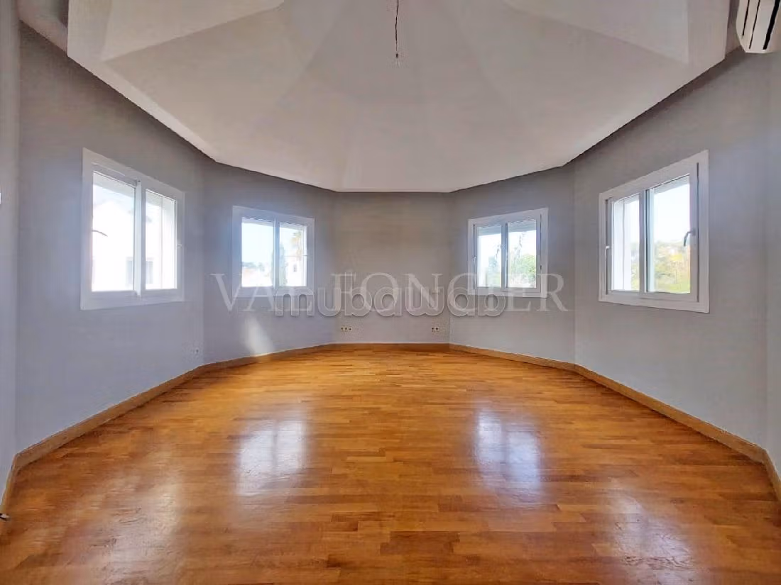 Casa di lusso in vendita. 4 camere da letto. Giardino, terrazzo