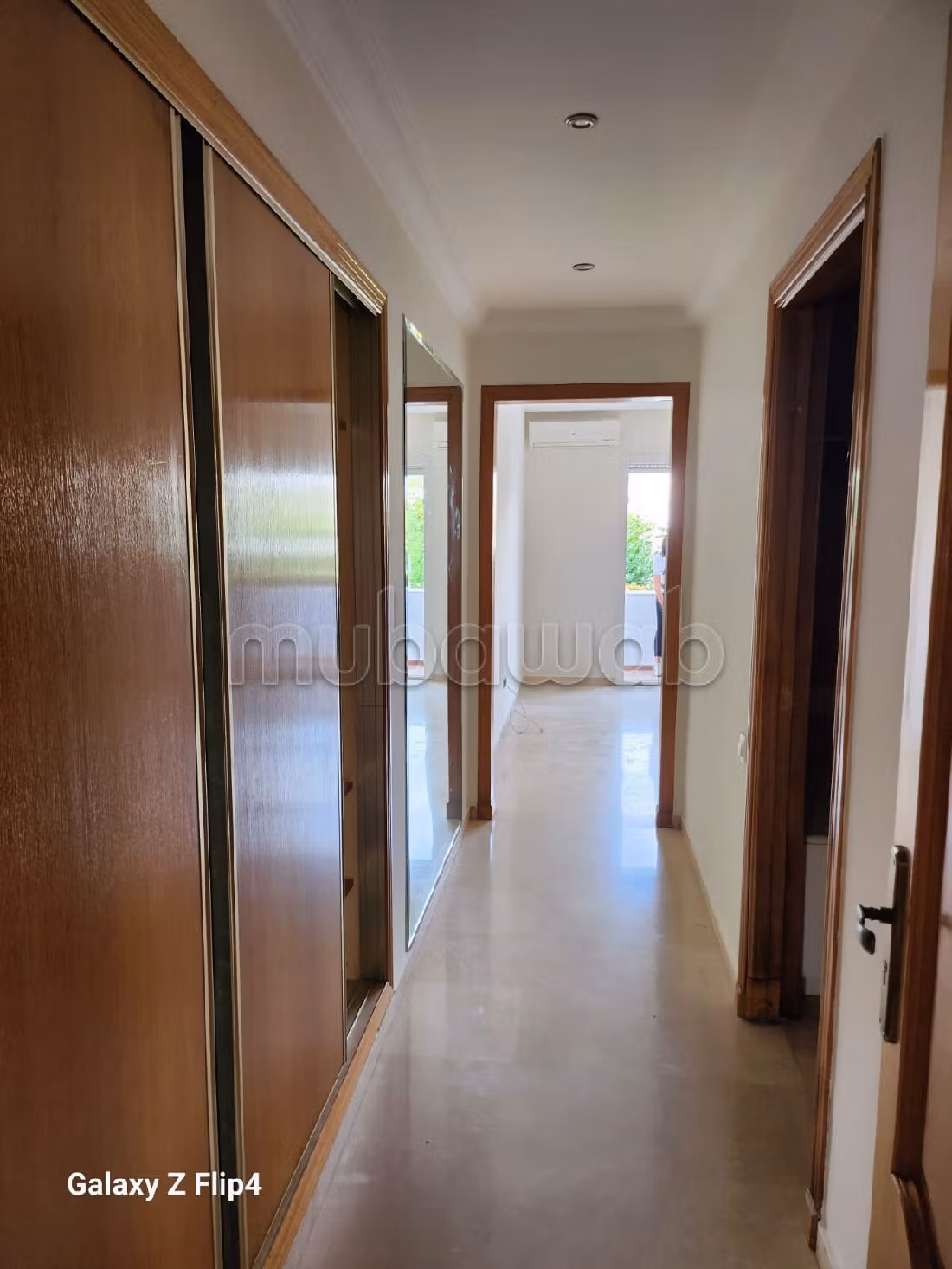 Huurappartementen beschikbaar in CIL (Hay Salam). Oppervlakte 250 m². Terras en lift. 