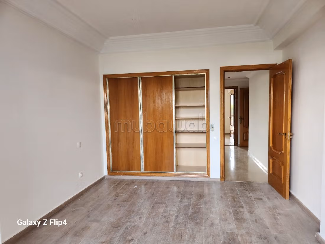 Huurappartementen beschikbaar in CIL (Hay Salam). Oppervlakte 250 m². Terras en lift. 