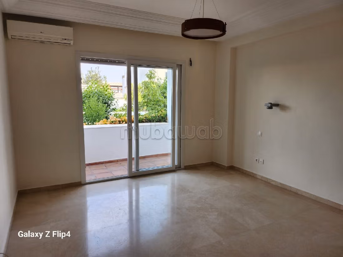 Huurappartementen beschikbaar in CIL (Hay Salam). Oppervlakte 250 m². Terras en lift. 