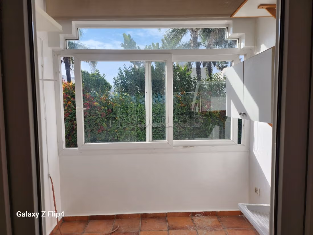 Huurappartementen beschikbaar in CIL (Hay Salam). Oppervlakte 250 m². Terras en lift. 