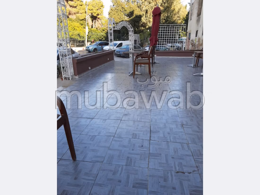 Offices & shops for sale in Bab Bhar. Large area 755 m². Air conditioning system