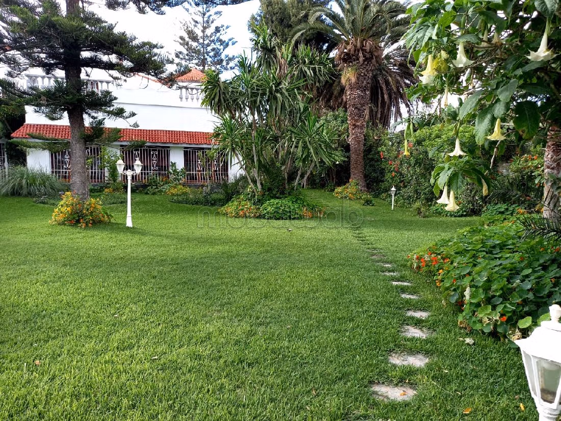 Esplendida villa en venta en Anfa. Superficie 1564 m². Puerta blindada y sistema de doble acristalamiento