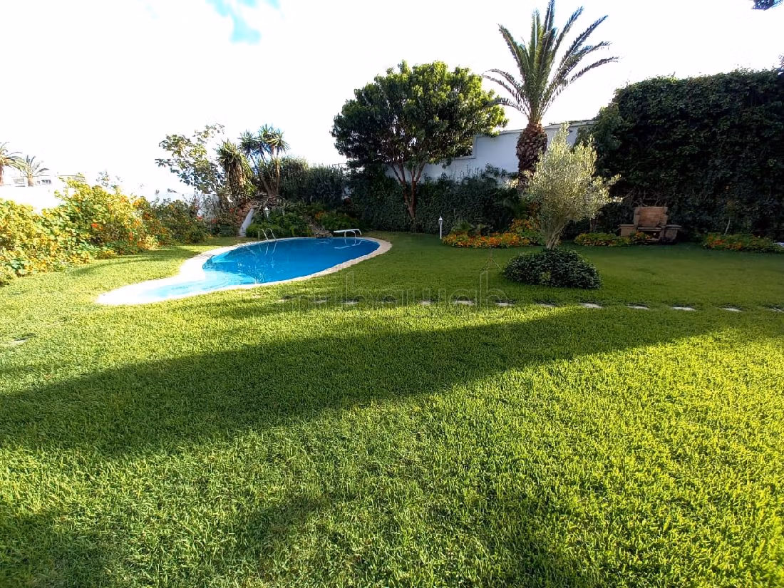 Esplendida villa en venta en Anfa. Superficie 1564 m². Puerta blindada y sistema de doble acristalamiento