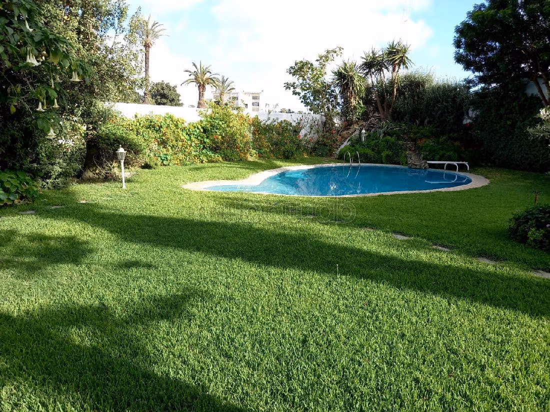 Esplendida villa en venta en Anfa. Superficie 1564 m². Puerta blindada y sistema de doble acristalamiento