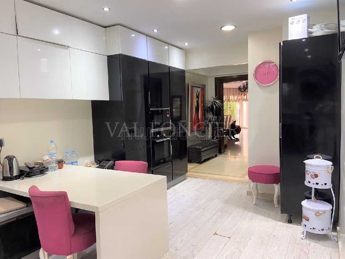 Vendita di uno splendido appartamento a Ain Diab. 3 camere. Giardino e terrazzo. 