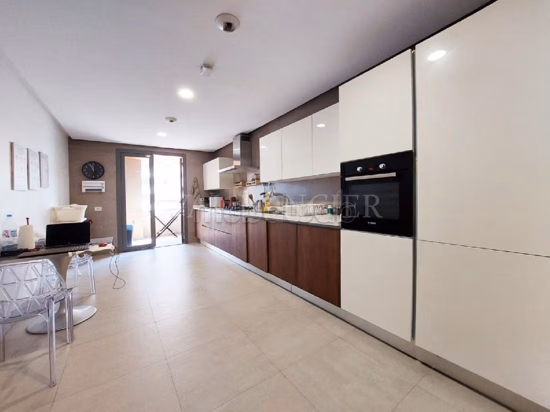 Apartment for rent. Large area 176 m². Parking spaces and terrace. 