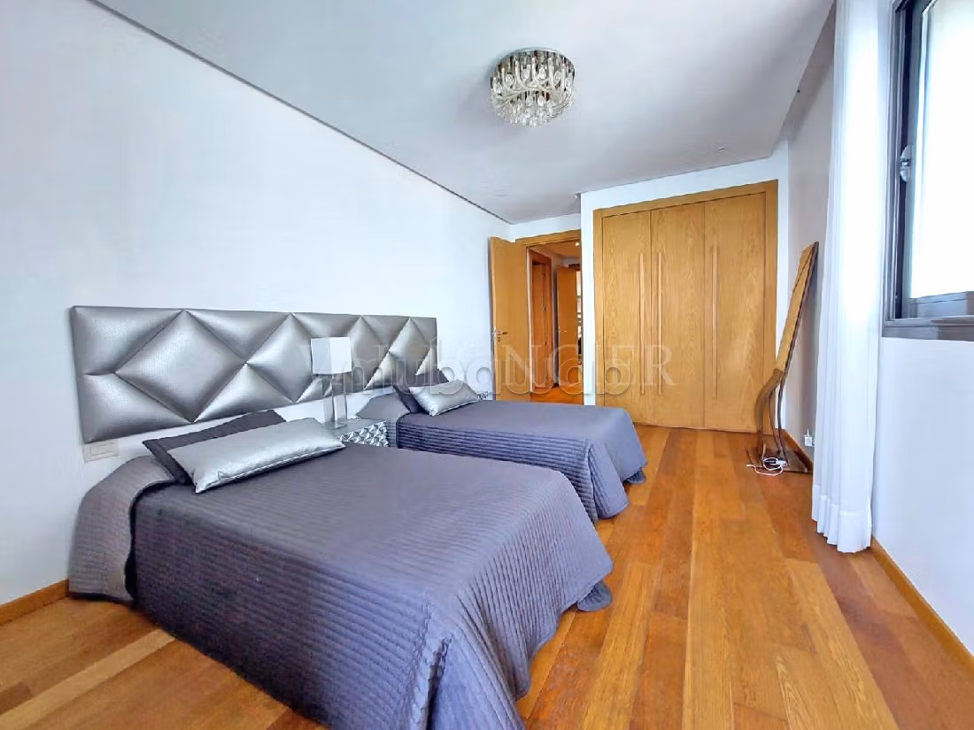 Apartment for rent. Large area 176 m². Parking spaces and terrace. 