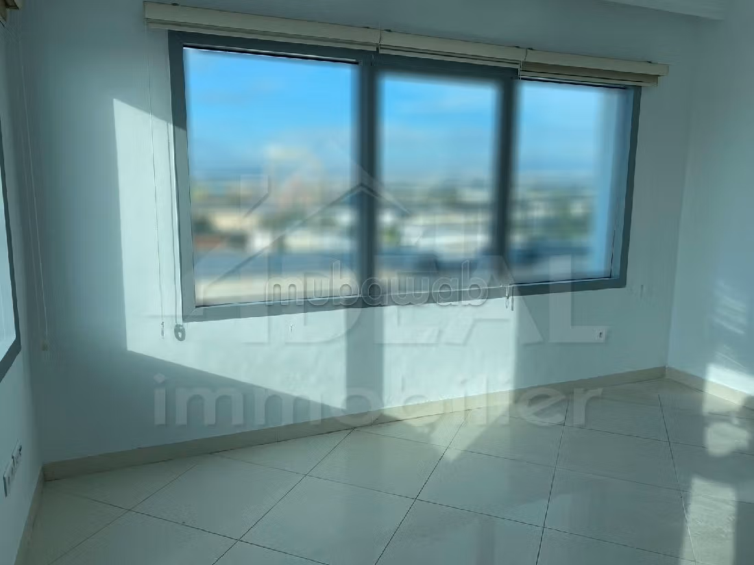 Offices for rent in Les Berges Du Lac 1. Area 346 m². Caretaker service and air conditioning. 