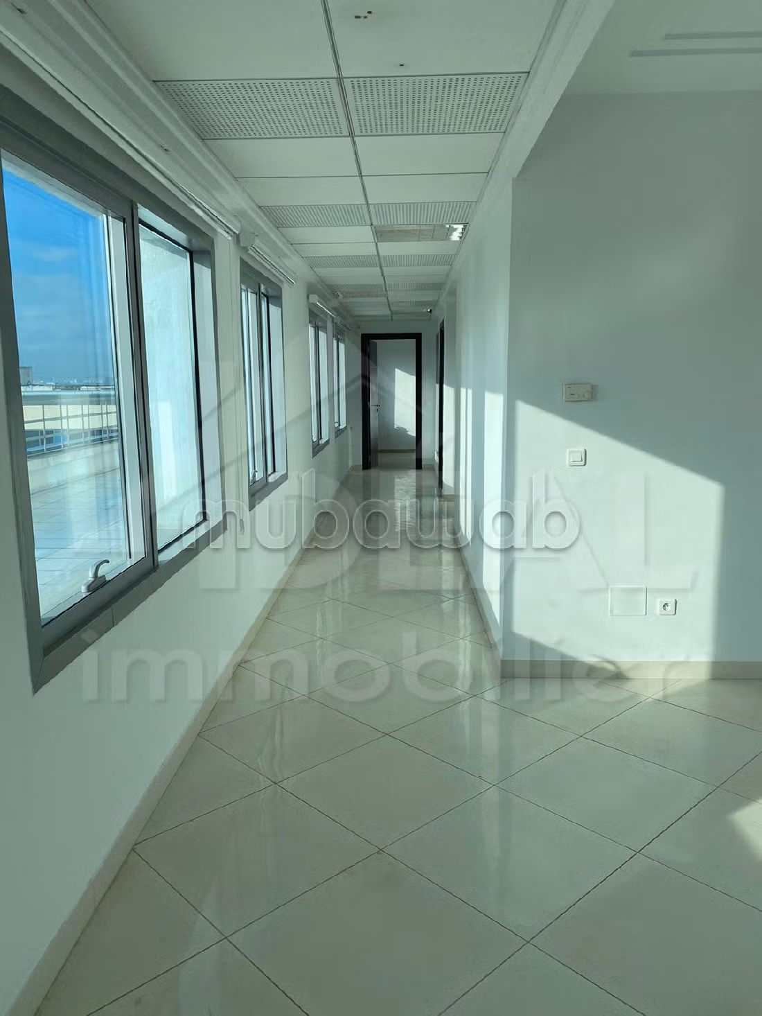 Offices for rent in Les Berges Du Lac 1. Area 346 m². Caretaker service and air conditioning. 
