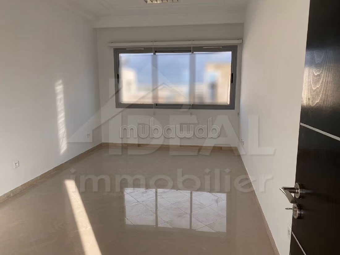 Offices for rent in Les Berges Du Lac 1. Area 346 m². Caretaker service and air conditioning. 