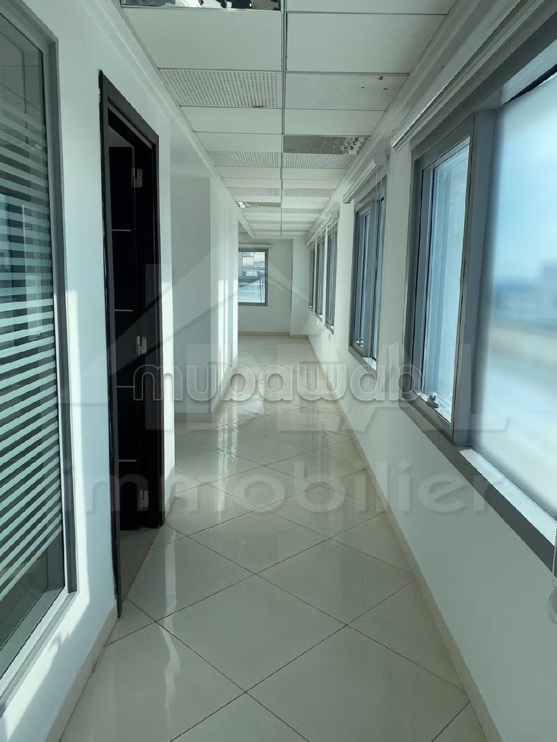 Offices for rent in Les Berges Du Lac 1. Area 346 m². Caretaker service and air conditioning. 