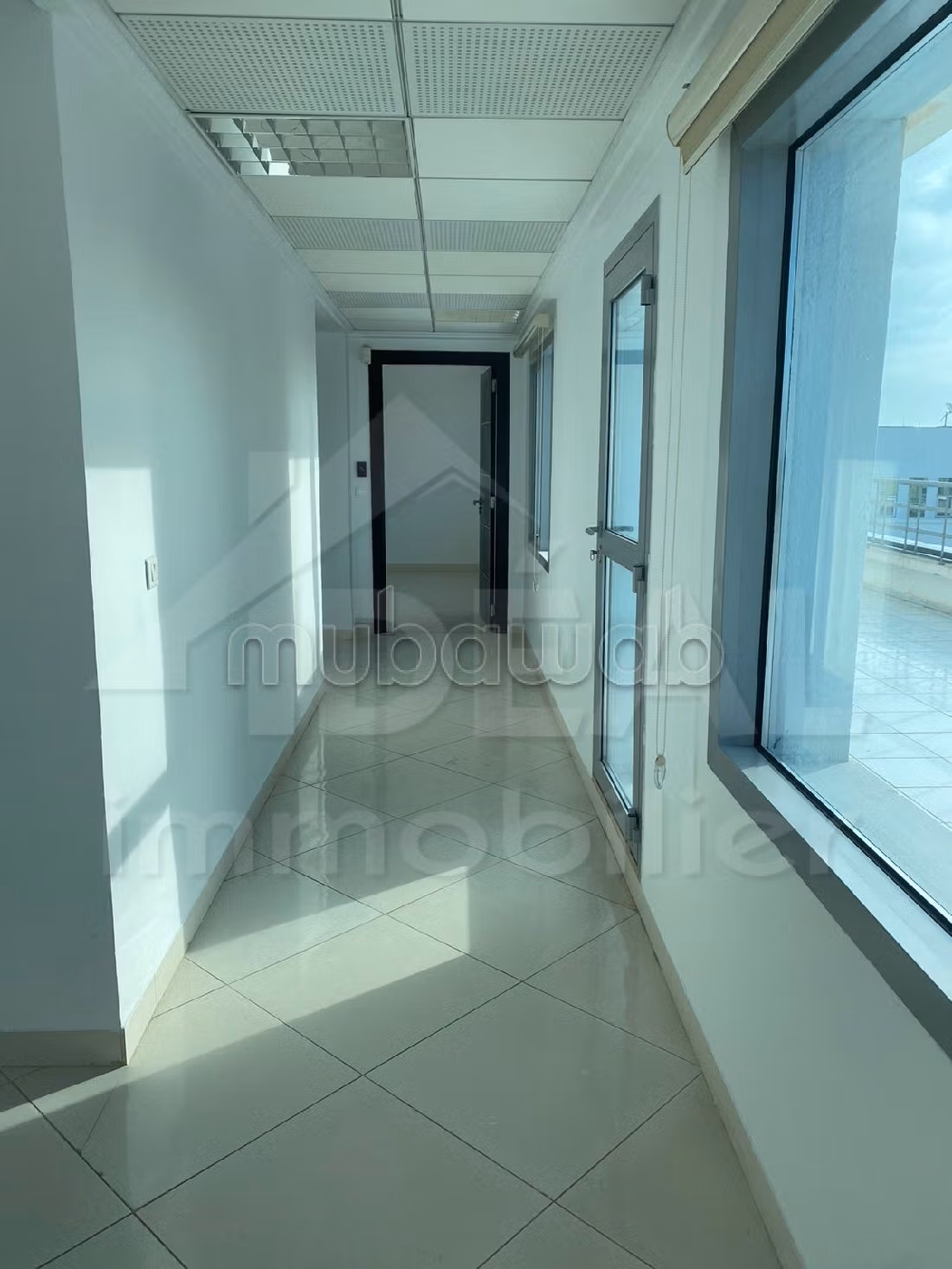 Offices for rent in Les Berges Du Lac 1. Area 346 m². Caretaker service and air conditioning. 