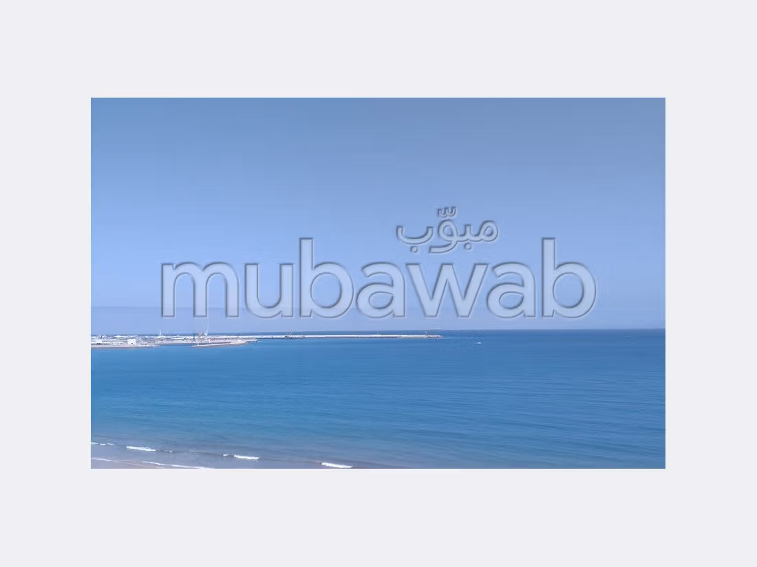 شقة للشراء بحـي الشاطئ. المساحة الإجمالية 220 م². مرآب. 