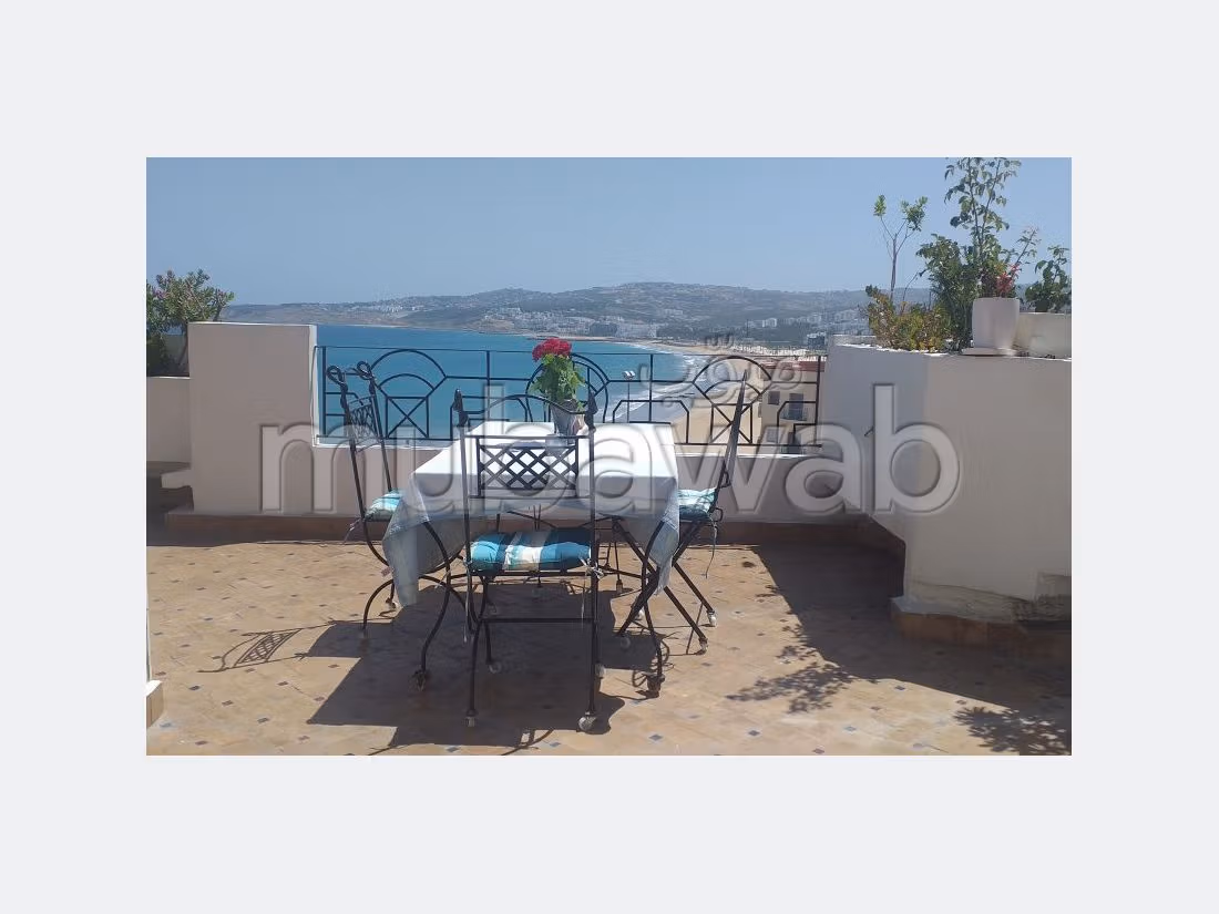 شقة للشراء بحـي الشاطئ. المساحة الإجمالية 220 م². مرآب. 