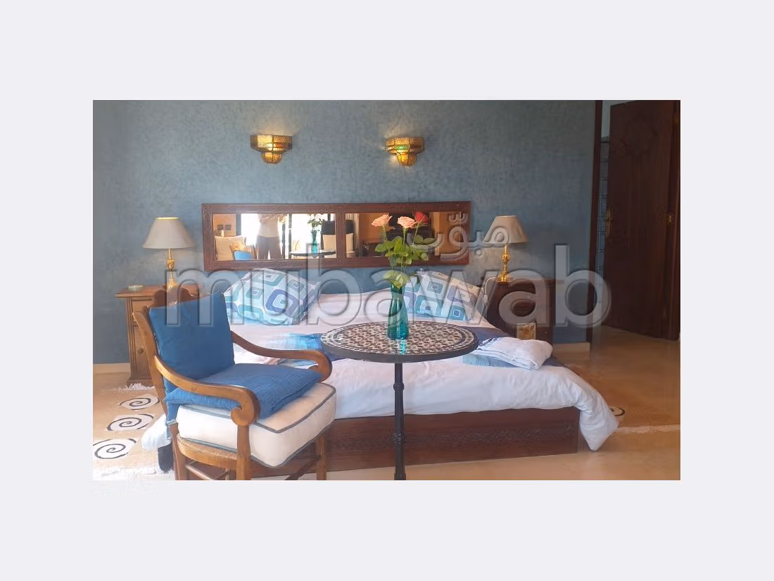 شقة للشراء بحـي الشاطئ. المساحة الإجمالية 220 م². مرآب. 