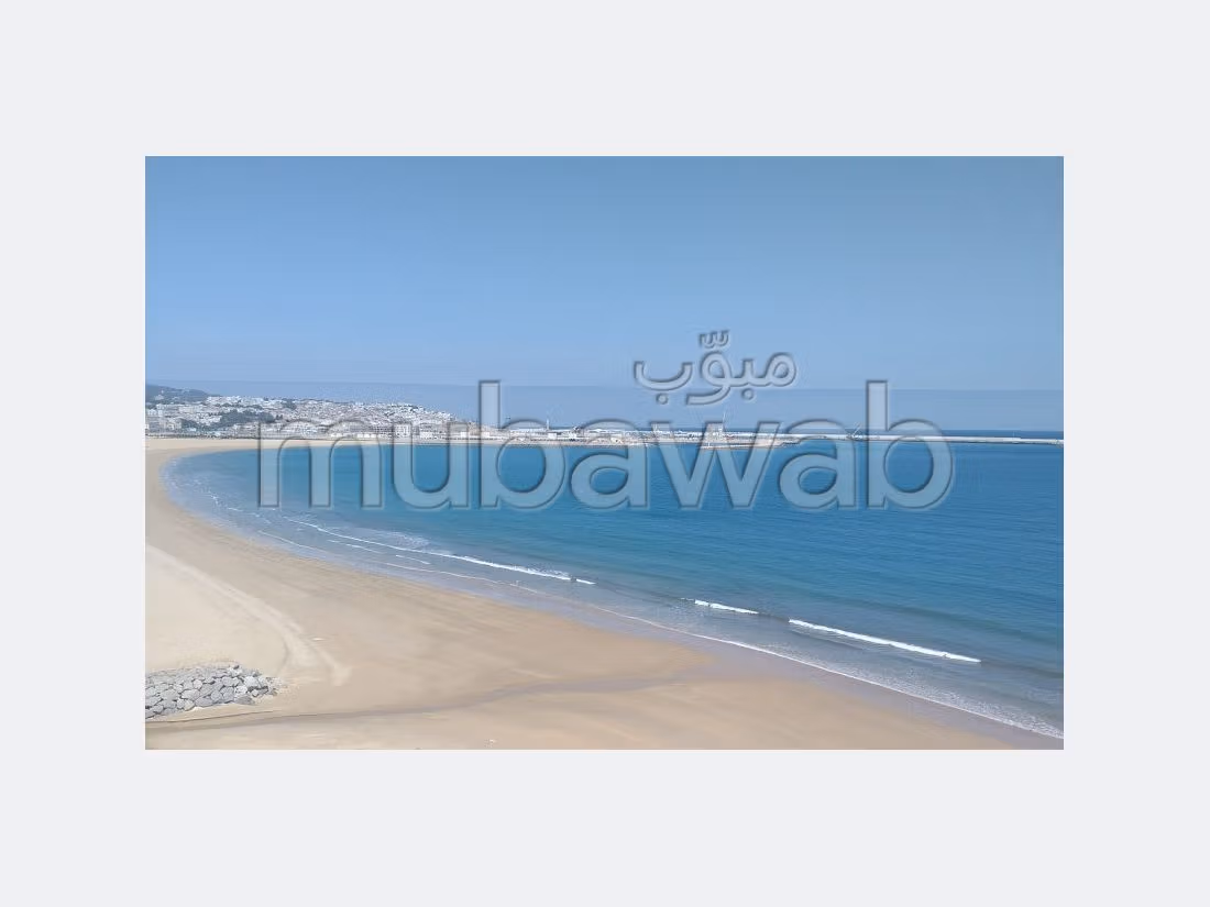 شقة للشراء بحـي الشاطئ. المساحة الإجمالية 220 م². مرآب. 