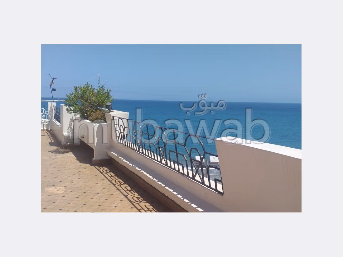 شقة للشراء بحـي الشاطئ. المساحة الإجمالية 220 م². مرآب. 