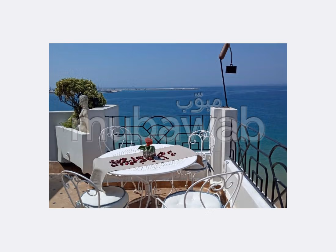 شقة للشراء بحـي الشاطئ. المساحة الإجمالية 220 م². مرآب. 