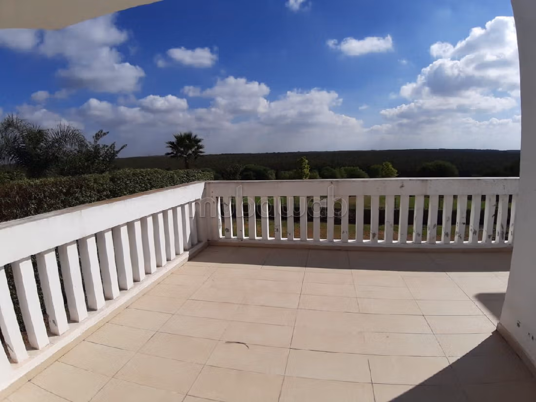 فيلا ممتازة للبيع ببوسكورة. المساحة 1033 م². مسبح وخدمة الكونسياج