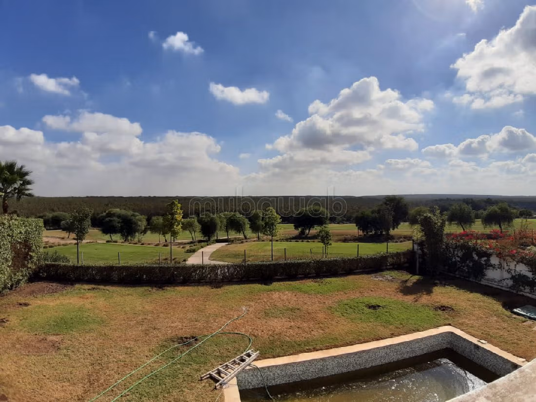 فيلا ممتازة للبيع ببوسكورة. المساحة 1033 م². مسبح وخدمة الكونسياج