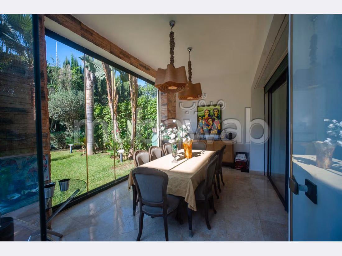 منزل ممتاز للبيع ببوسكورة. المساحة 375 م². نوافذ زجاجية مزدوجة ومدفئة مركزية. 