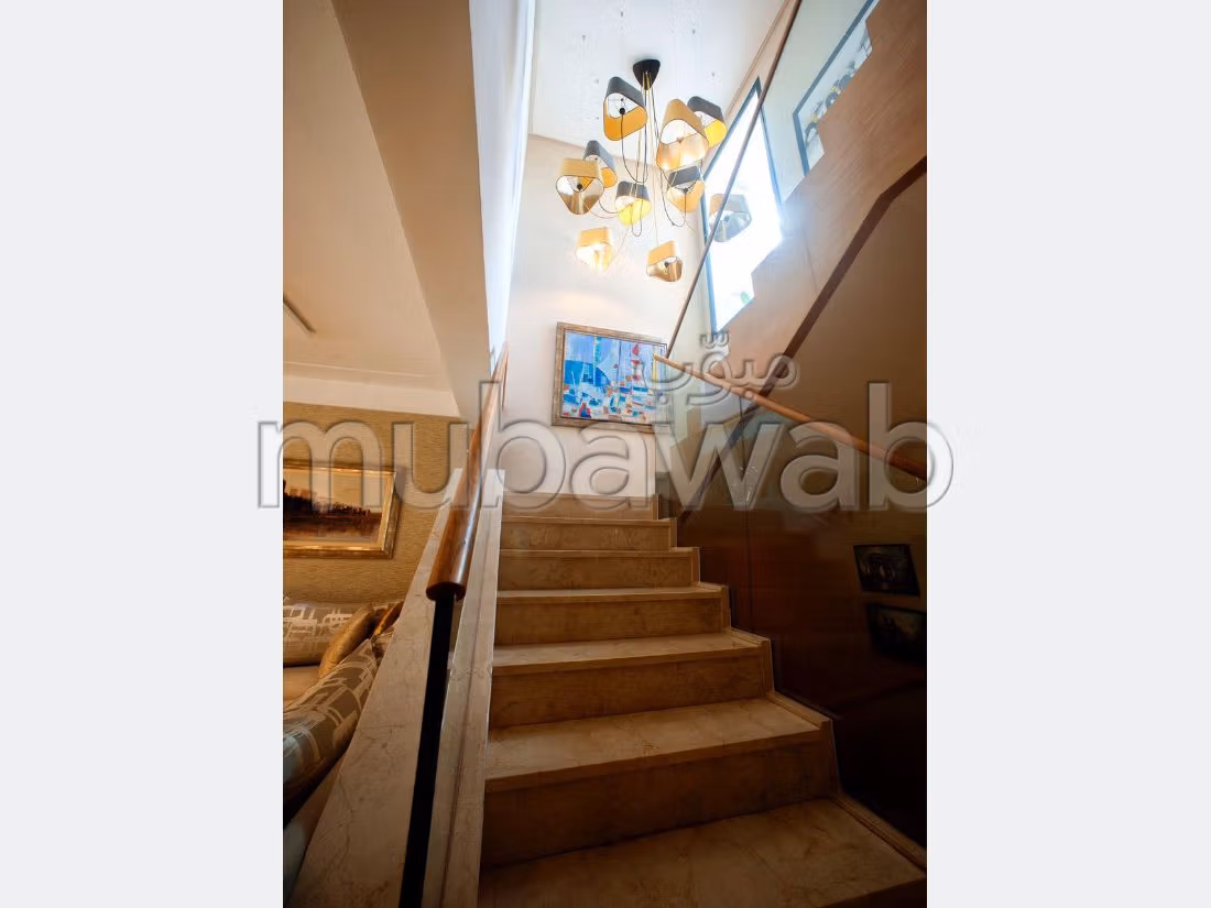 منزل ممتاز للبيع ببوسكورة. المساحة 375 م². نوافذ زجاجية مزدوجة ومدفئة مركزية. 