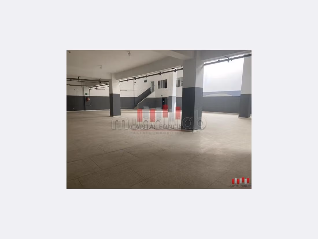 Commercieel vastgoed beschikbaar in Zone industrielle. Totale oppervlakte 5370 m². 