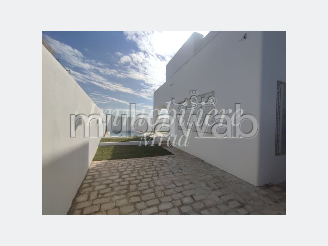 Luxury villa for sale in Hammamet Nord. 3 lovely rooms. Large swimming