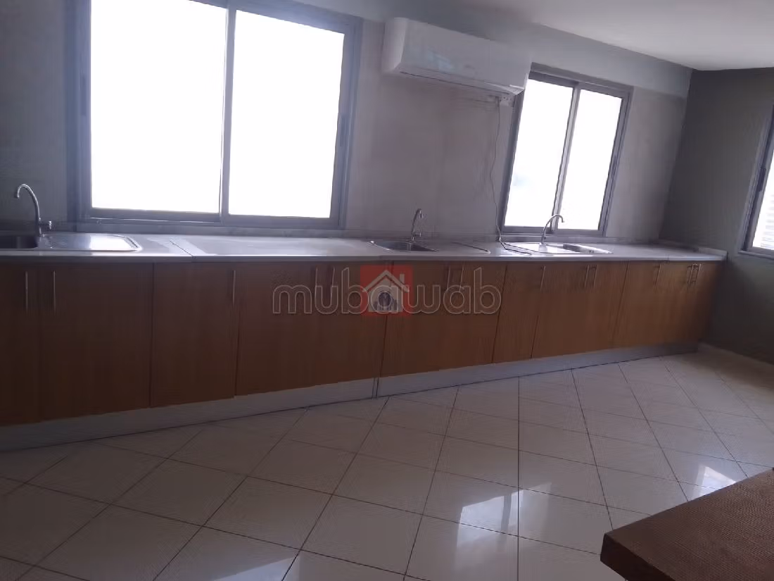Ufficio in affitto. Superficie totale 84 m². Garage. 