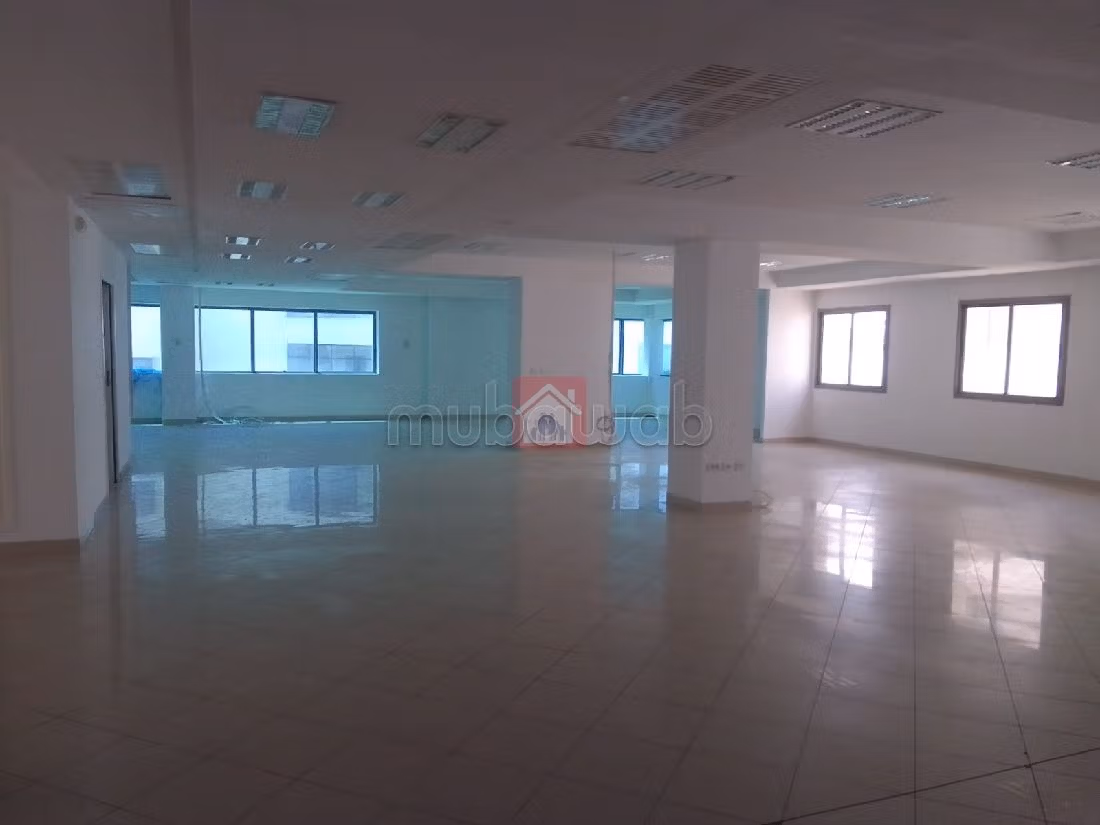 Ufficio in affitto. Superficie totale 84 m². Garage. 