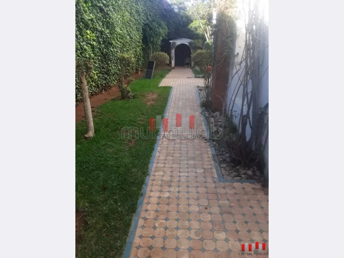 Villa a usage professionnel de 500 m2 de surface exploitable en plein quartier CIL a la location