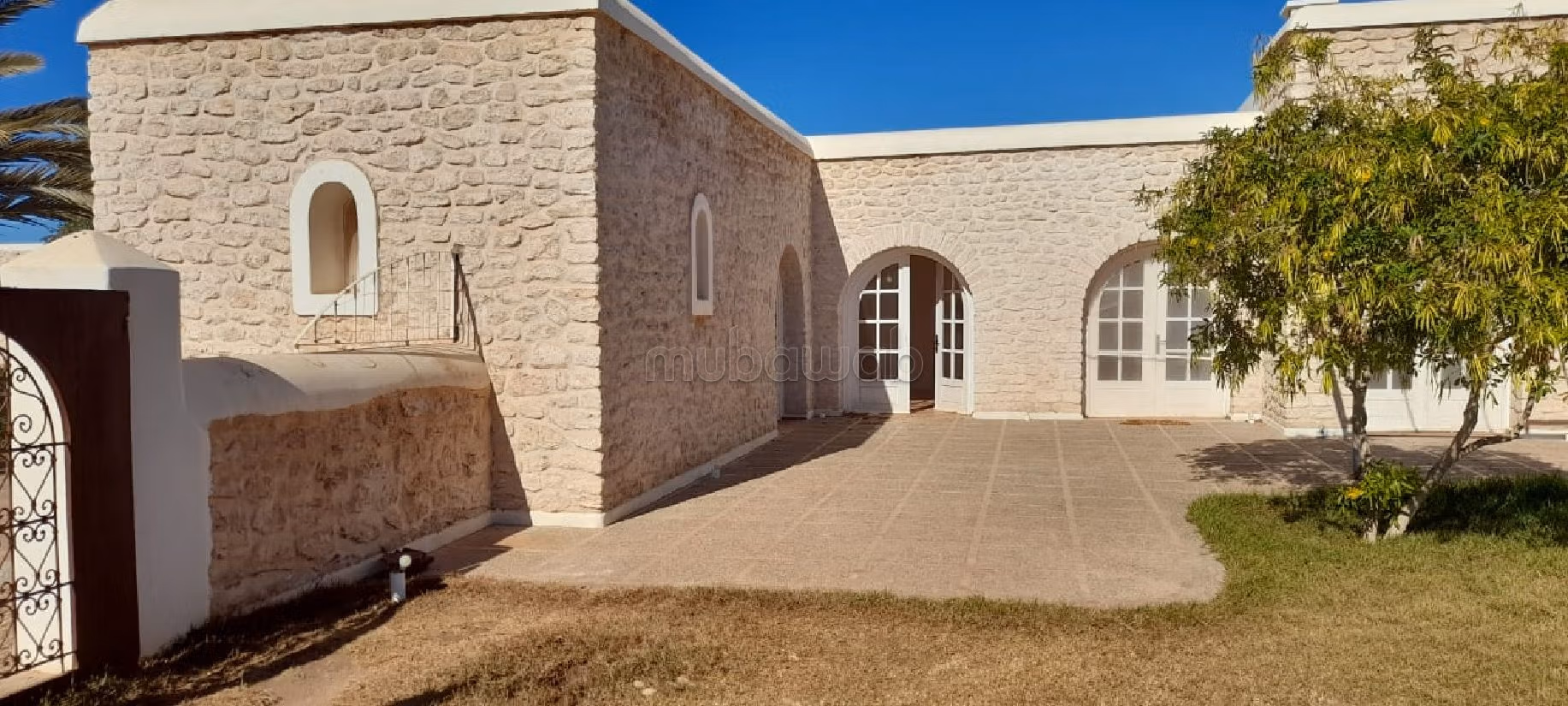 Nu te koop: villa's en luxe woningen in Route d'Agadir. Totale oppervlakte 5000 m². Open haard en zwembad. 