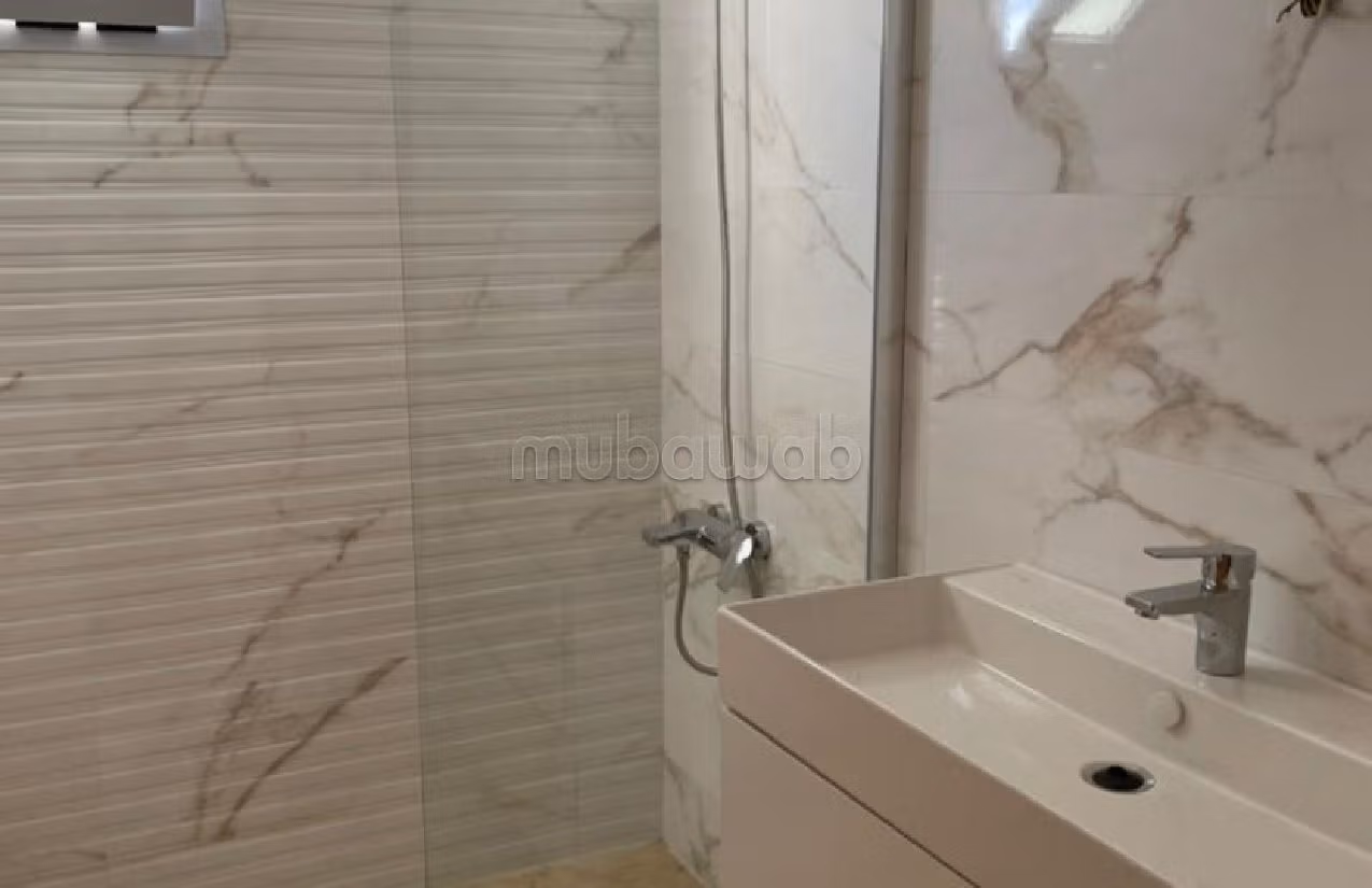 Rent this apartment in Centre. Area of 210 m². Parking spaces and garden