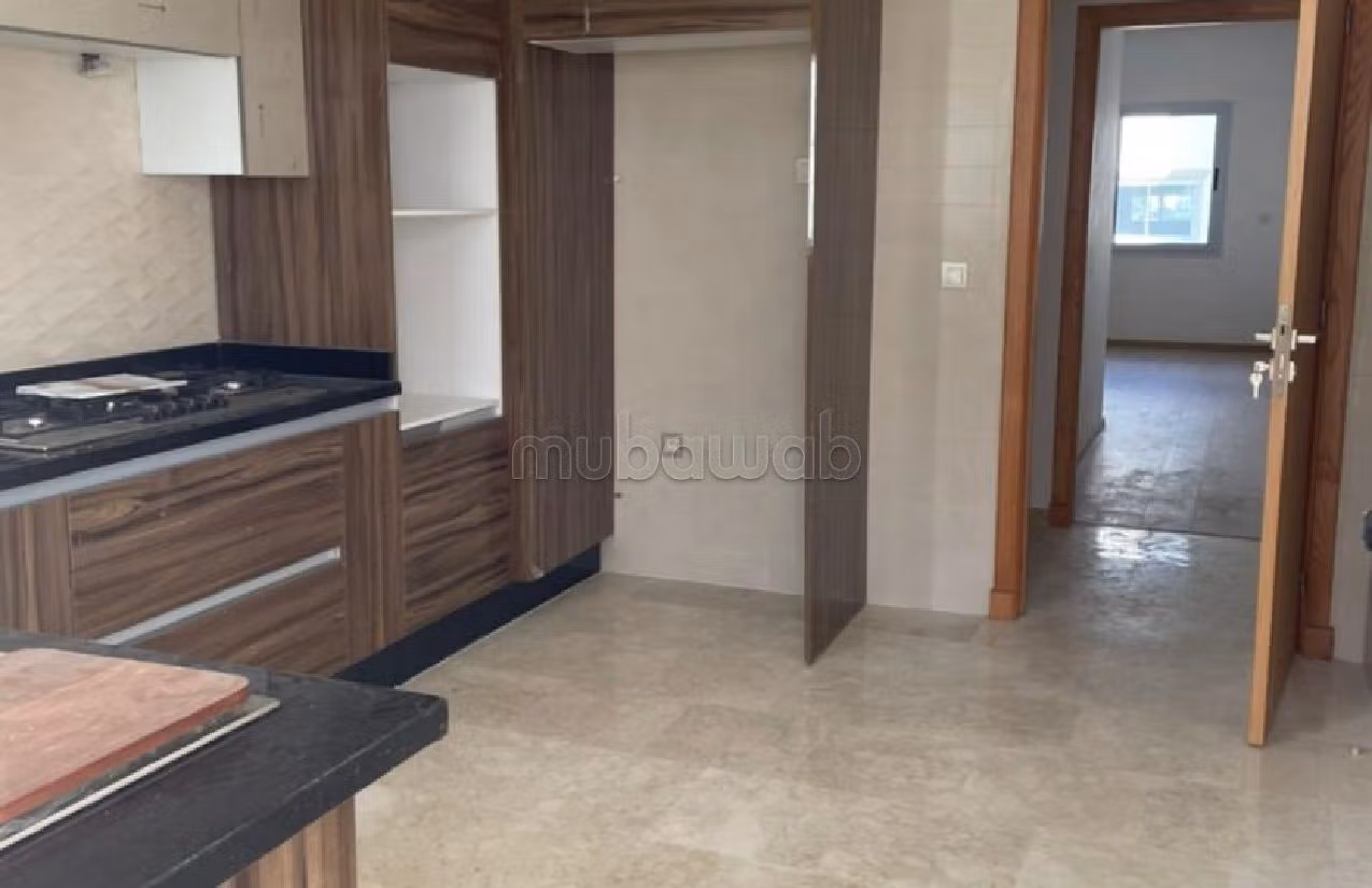 Rent this apartment in Centre. Area of 210 m². Parking spaces and garden