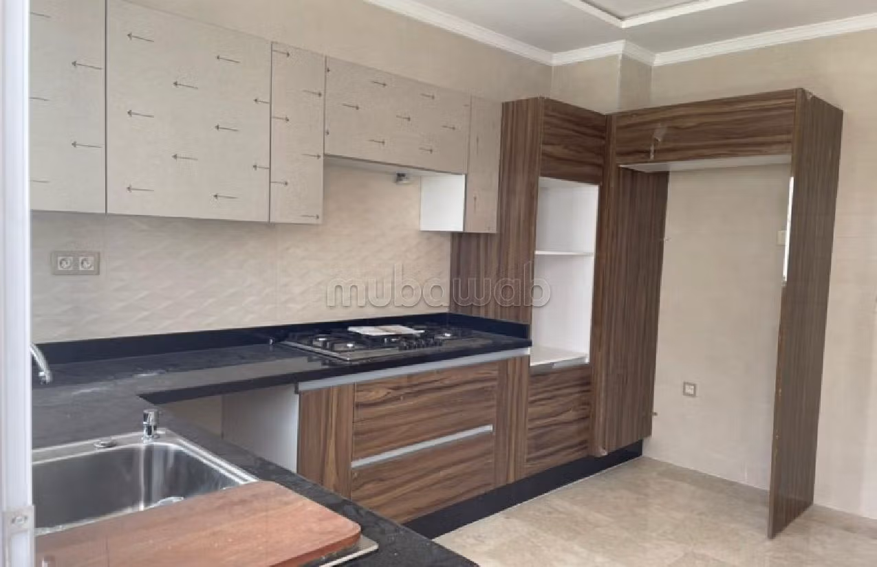 Rent this apartment in Centre. Area of 210 m². Parking spaces and garden