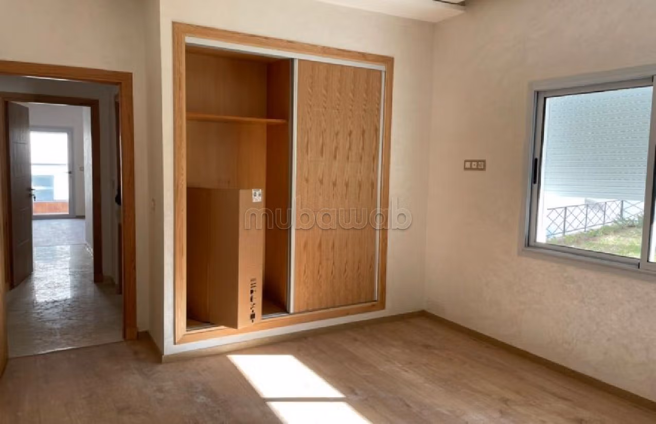 Rent this apartment in Centre. Area of 210 m². Parking spaces and garden