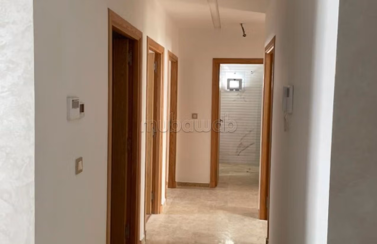 Rent this apartment in Centre. Area of 210 m². Parking spaces and garden