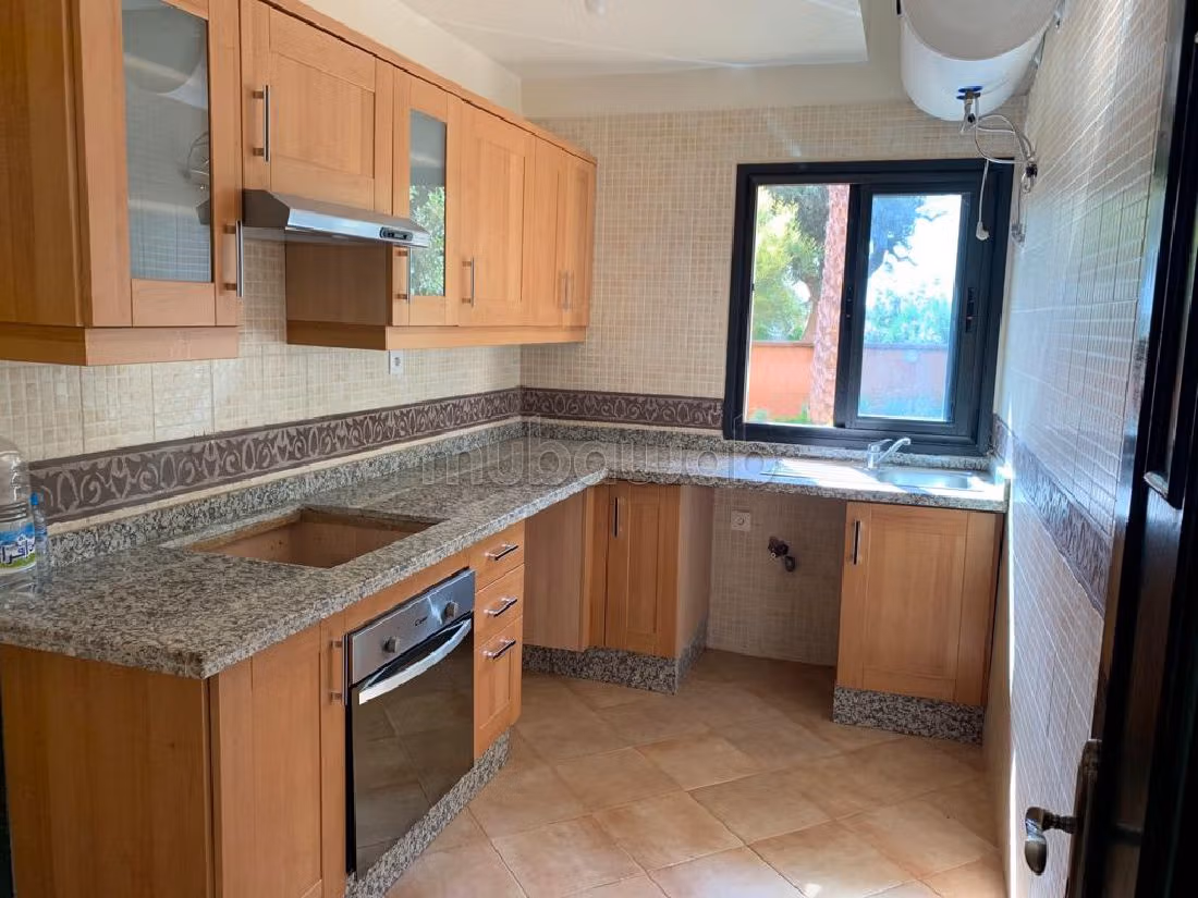 Affitto di un bellissimo appartamento a Route de Fez. 4 locali spaziosi. Arredato