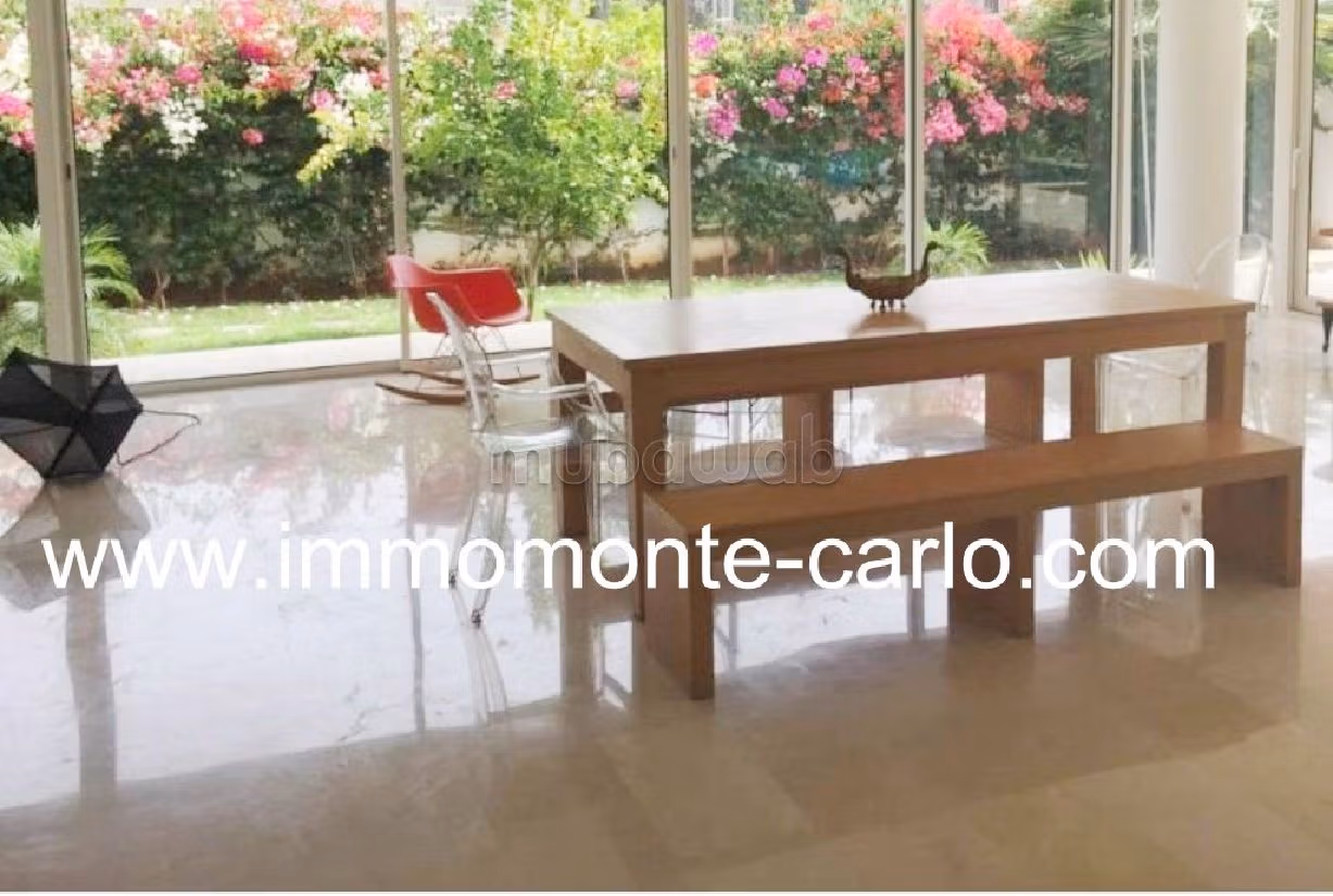 كراء فيلا فاخرة بالسويسي. 5 غرف. أماكن لوقوف السيارات وحديقة جميلة. 