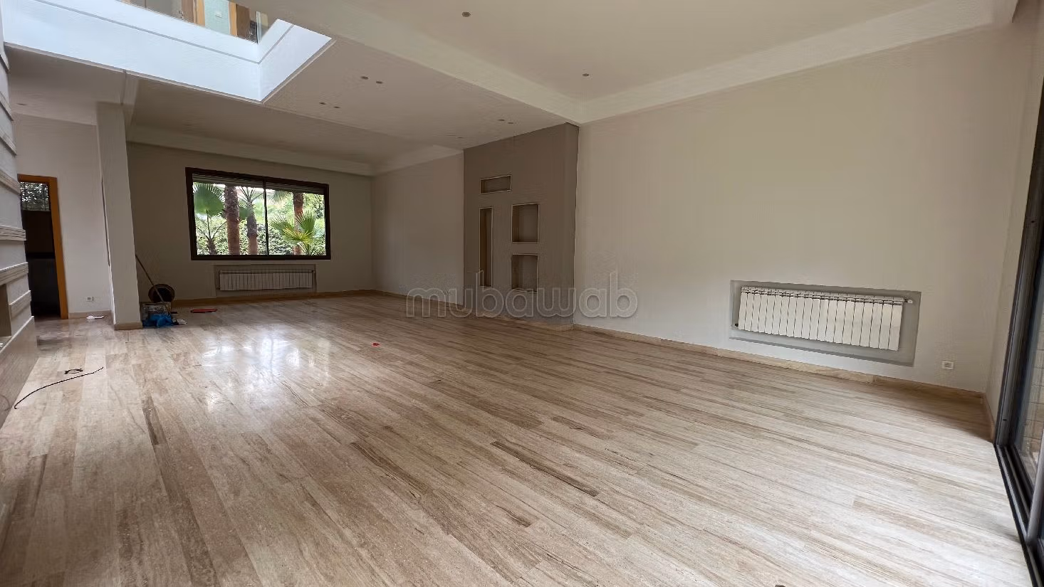 Luxury Villa for rent in Californie. Area 500 m². Usable fireplace, General air conditioning. 