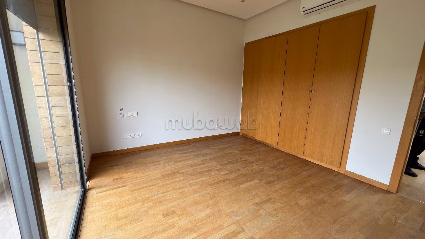 Luxury Villa for rent in Californie. Area 500 m². Usable fireplace, General air conditioning. 